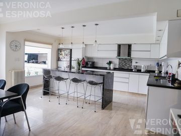 Casa SEIS AMBIENTES Moron Sur COCHERA PISCINA