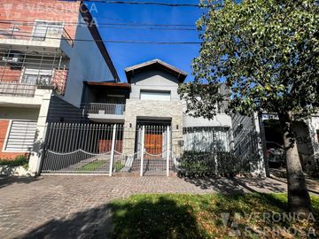 Casa SEIS AMBIENTES Moron Sur COCHERA PISCINA
