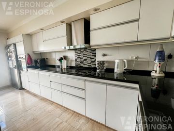 Casa SEIS AMBIENTES Moron Sur COCHERA PISCINA