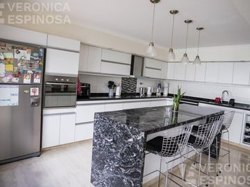 Casa SEIS AMBIENTES Moron Sur COCHERA PISCINA