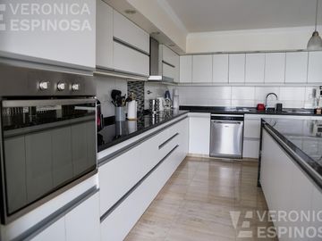Casa SEIS AMBIENTES Moron Sur COCHERA PISCINA