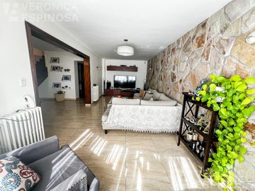 Casa SEIS AMBIENTES Moron Sur COCHERA PISCINA
