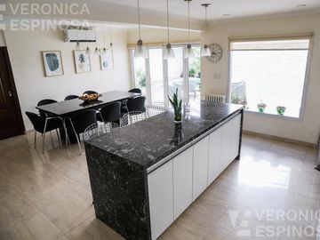 Casa SEIS AMBIENTES Moron Sur COCHERA PISCINA
