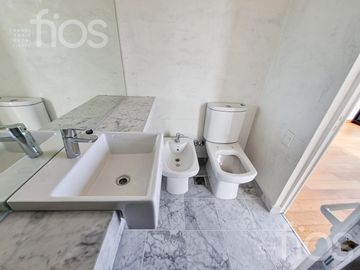 VENTA DEPARTAMENTO DE CATEGORIA, DOS DORMITORIOS CON BALCON VISTA AL RIO Y AMENITIES EN ZONA CENTRO