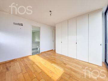 VENTA DEPARTAMENTO DE CATEGORIA, DOS DORMITORIOS CON BALCON VISTA AL RIO Y AMENITIES EN ZONA CENTRO
