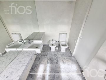 VENTA DEPARTAMENTO DE CATEGORIA, DOS DORMITORIOS CON BALCON VISTA AL RIO Y AMENITIES EN ZONA CENTRO