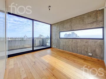 VENTA DEPARTAMENTO DE CATEGORIA, DOS DORMITORIOS CON BALCON VISTA AL RIO Y AMENITIES EN ZONA CENTRO
