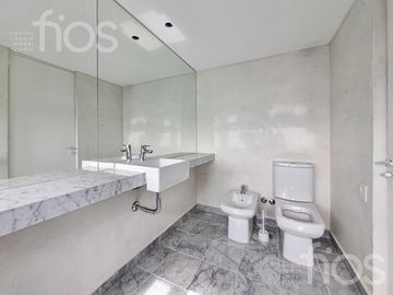 VENTA DEPARTAMENTO DE CATEGORIA, DOS DORMITORIOS CON BALCON VISTA AL RIO Y AMENITIES EN ZONA CENTRO