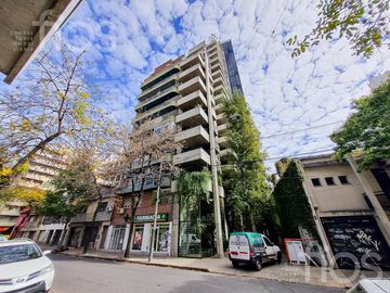 VENTA DEPARTAMENTO DE CATEGORIA, DOS DORMITORIOS CON BALCON VISTA AL RIO Y AMENITIES EN ZONA CENTRO