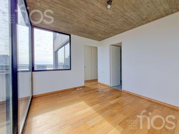 VENTA DEPARTAMENTO DE CATEGORIA, DOS DORMITORIOS CON BALCON VISTA AL RIO Y AMENITIES EN ZONA CENTRO