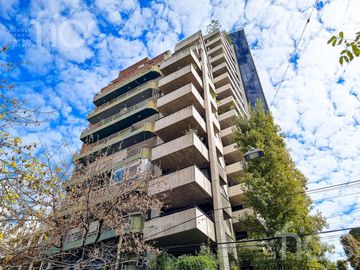 VENTA DEPARTAMENTO DE CATEGORIA, DOS DORMITORIOS CON BALCON VISTA AL RIO Y AMENITIES EN ZONA CENTRO