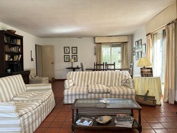 Venta encantadora Casa  quinta en Salvador Maria-Lobos