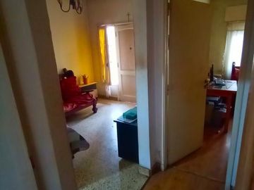 Casa de tres ambientes en venta,Moron. Lote propio de 10,20 x 33x30-