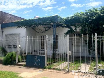Casa de tres ambientes en venta,Moron. Lote propio de 10,20 x 33x30-