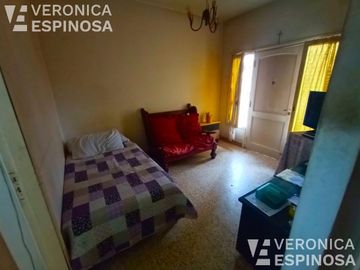 Casa de tres ambientes en venta,Moron. Lote propio de 10,20 x 33x30-