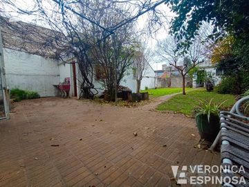 Casa de tres ambientes en venta,Moron. Lote propio de 10,20 x 33x30-