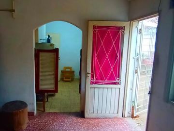 Casa de tres ambientes en venta,Moron. Lote propio de 10,20 x 33x30-
