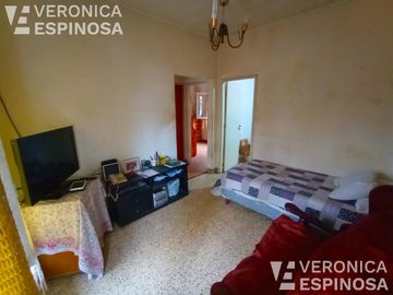 Casa de tres ambientes en venta,Moron. Lote propio de 10,20 x 33x30-