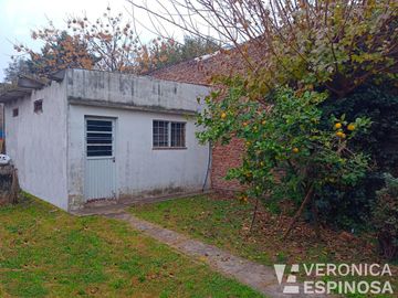 Casa de tres ambientes en venta,Moron. Lote propio de 10,20 x 33x30-