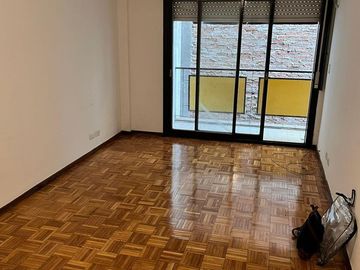 Semipiso 3 Ambientes con Doble Balcón en Piso Alto! Zona Colegiales!