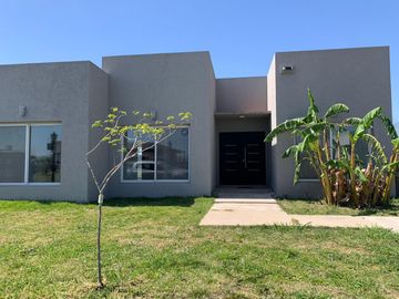Casa en venta Barrio San Ramón Lote int. 3 dorm. Ppal. en Suite. Pilar del Este