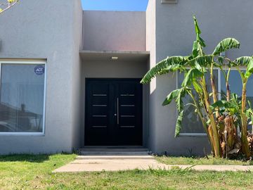 Casa en venta Barrio San Ramón Lote int. 3 dorm. Ppal. en Suite. Pilar del Este