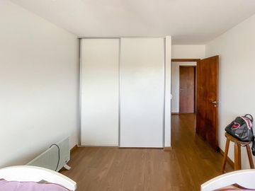 2 dormitorios con cochera y cocina separada