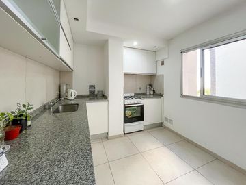 2 dormitorios con cochera y cocina separada