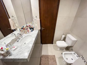 2 dormitorios con cochera y cocina separada