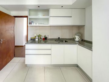 2 dormitorios con cochera y cocina separada