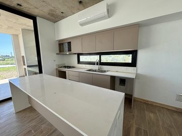 VENTA CASA SAN SEBASTIAN AREA 10 - 4 AMBIENTES