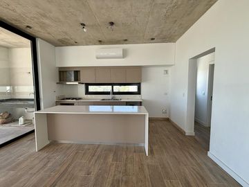 VENTA CASA SAN SEBASTIAN AREA 10 - 4 AMBIENTES