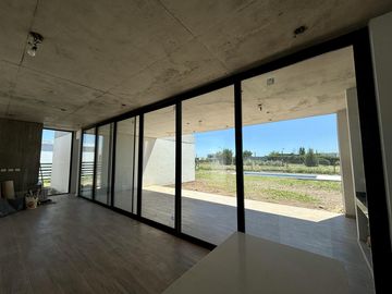 VENTA CASA SAN SEBASTIAN AREA 10 - 4 AMBIENTES