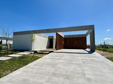 VENTA CASA SAN SEBASTIAN AREA 10 - 4 AMBIENTES