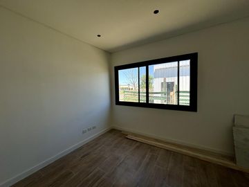 VENTA CASA SAN SEBASTIAN AREA 10 - 4 AMBIENTES