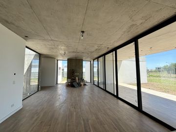 VENTA CASA SAN SEBASTIAN AREA 10 - 4 AMBIENTES