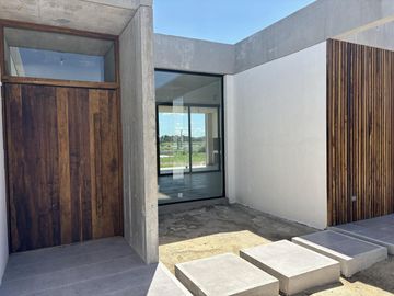 VENTA CASA SAN SEBASTIAN AREA 10 - 4 AMBIENTES