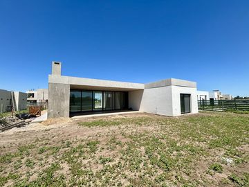 VENTA CASA SAN SEBASTIAN AREA 10 - 4 AMBIENTES