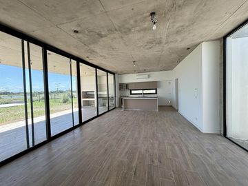 VENTA CASA SAN SEBASTIAN AREA 10 - 4 AMBIENTES