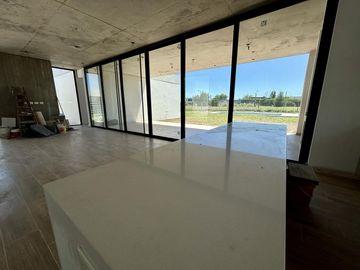 VENTA CASA SAN SEBASTIAN AREA 10 - 4 AMBIENTES