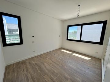VENTA CASA SAN SEBASTIAN AREA 10 - 4 AMBIENTES