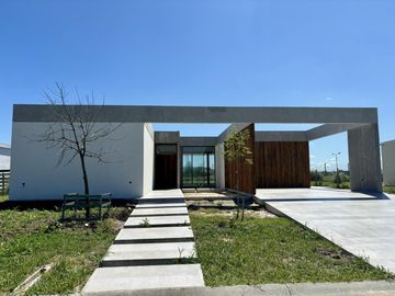 VENTA CASA SAN SEBASTIAN AREA 10 - 4 AMBIENTES