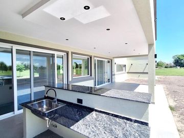 casa a estrenar a la venta en lujan Everlinks uf 210