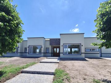 casa a estrenar a la venta en lujan Everlinks uf 210