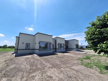 casa a estrenar a la venta en lujan Everlinks uf 210