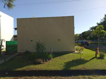 Casa en venta - 3 Dormitorios 3 Baños - 330Mts2 -  La Plata