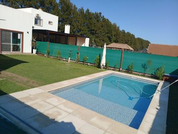 Casa en venta - 3 Dormitorios 3 Baños - 330Mts2 -  La Plata