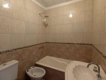 Venta Departamento 4 ambientes con balcón al frente en Quilmes. Se aceptan permutas!
