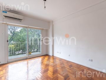 Departamento de 3 ambientes   dependencias de servicio - Flores - VENTA