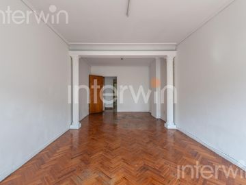 Departamento de 3 ambientes   dependencias de servicio - Flores - VENTA